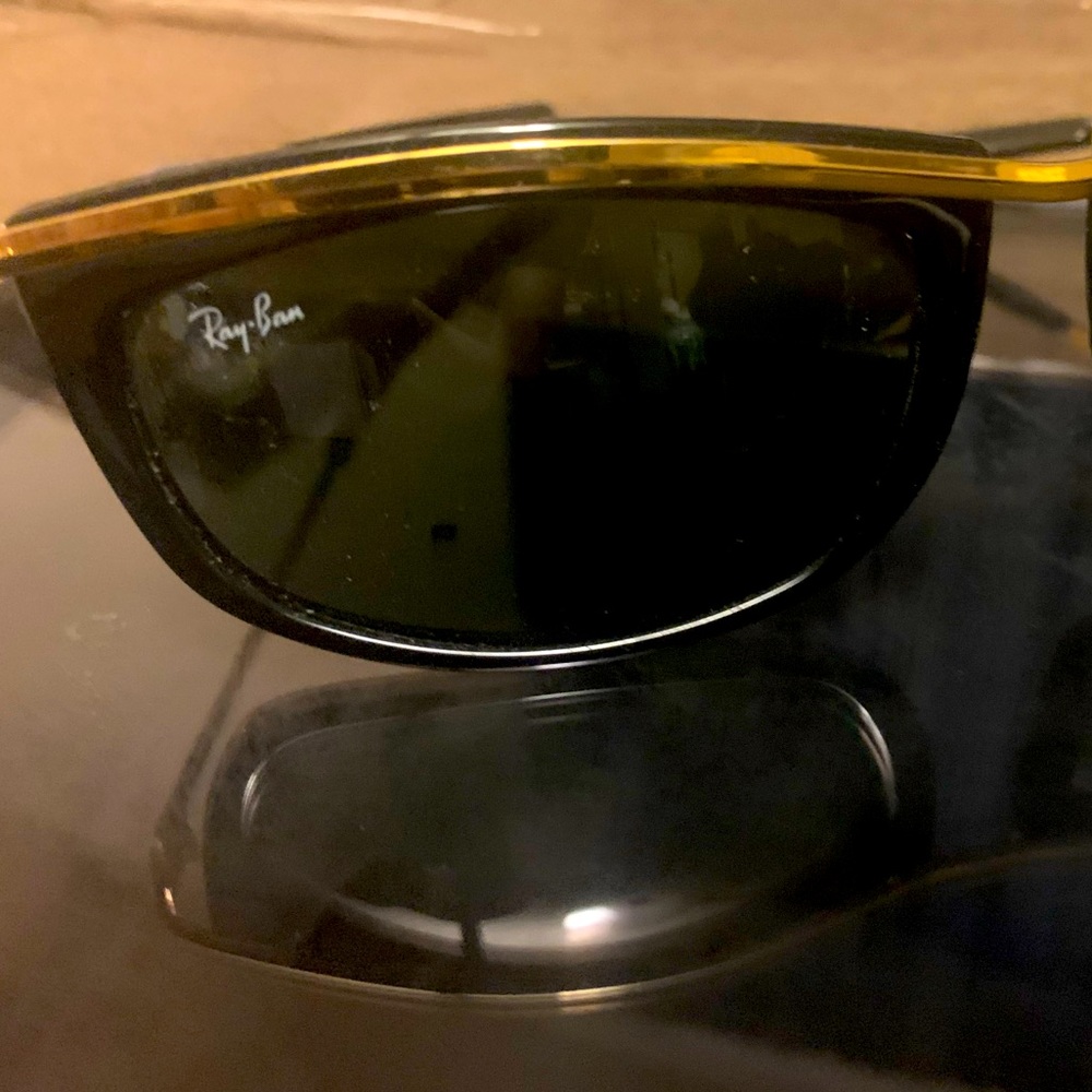 Vintage Ray bans, cat eyes style.